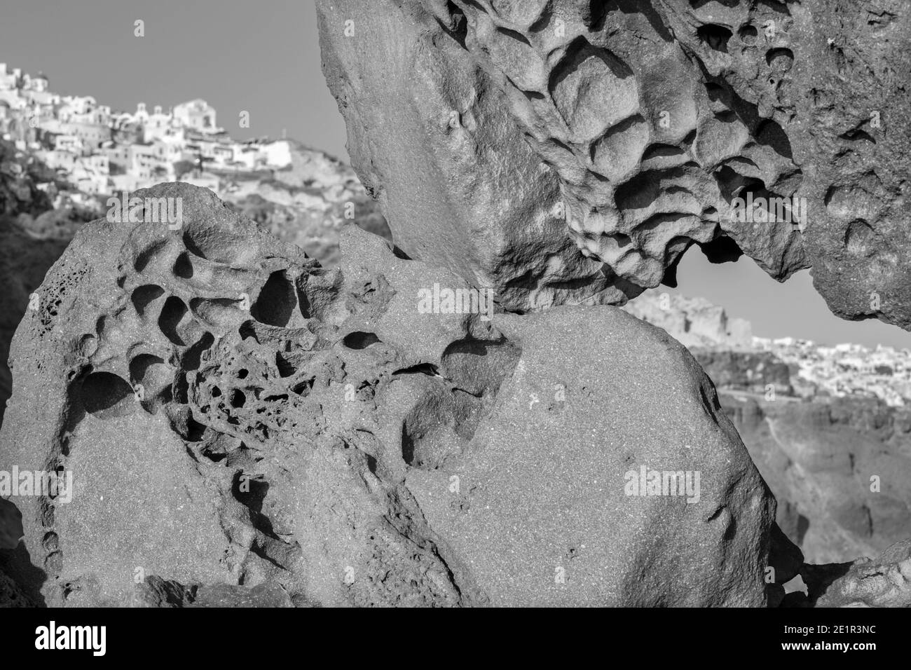 Santorin - l'apparence d'Oia à travers la pierre ponce de rochers. Banque D'Images