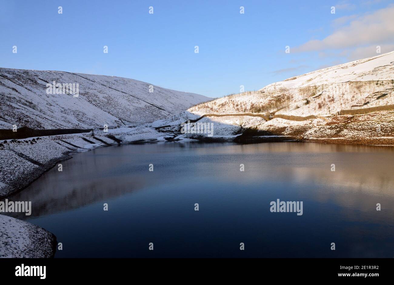 Réflexions dans le réservoir supérieur d'Ogden depuis le mur du barrage en hiver près du village d'orge sur le chemin de Pendle Hill à Ogden Clough, Lancashire. ROYAUME-UNI. Banque D'Images