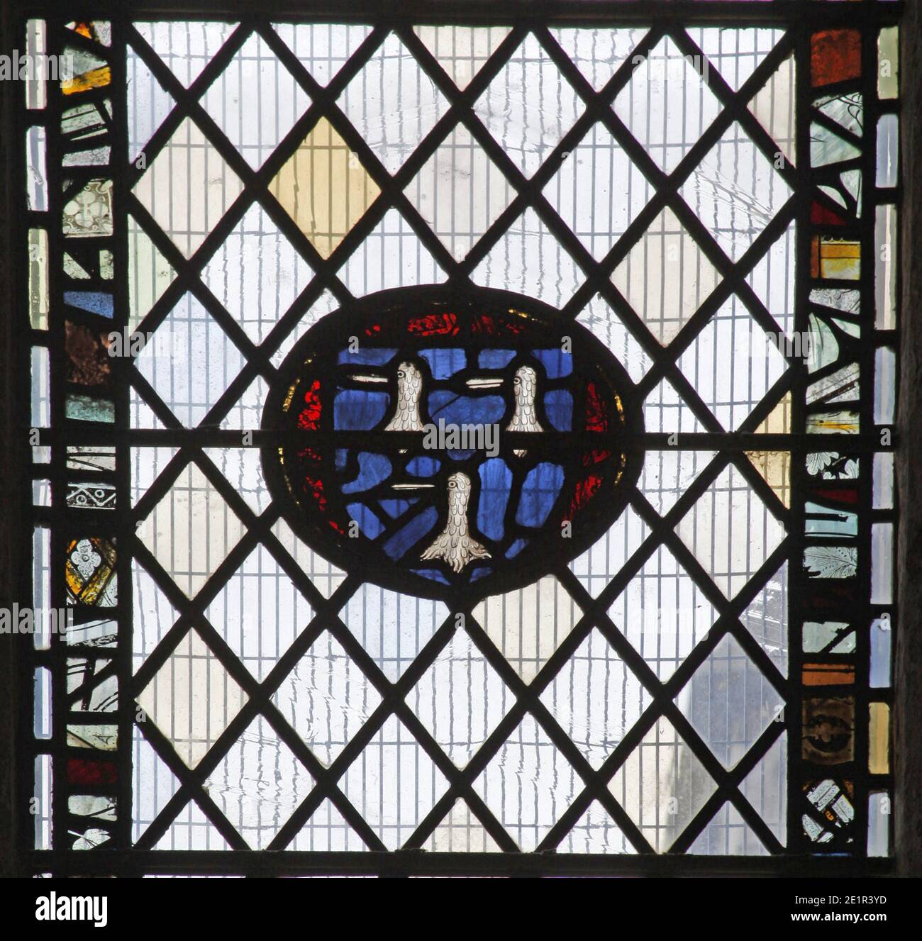 vitraux du xve siècle. Les fragments sont réinsérés dans du verre ordinaire et comprennent un manteau d'armes d'Edmund Lacey, évêque d'Exeter 1420 - 1455 Banque D'Images