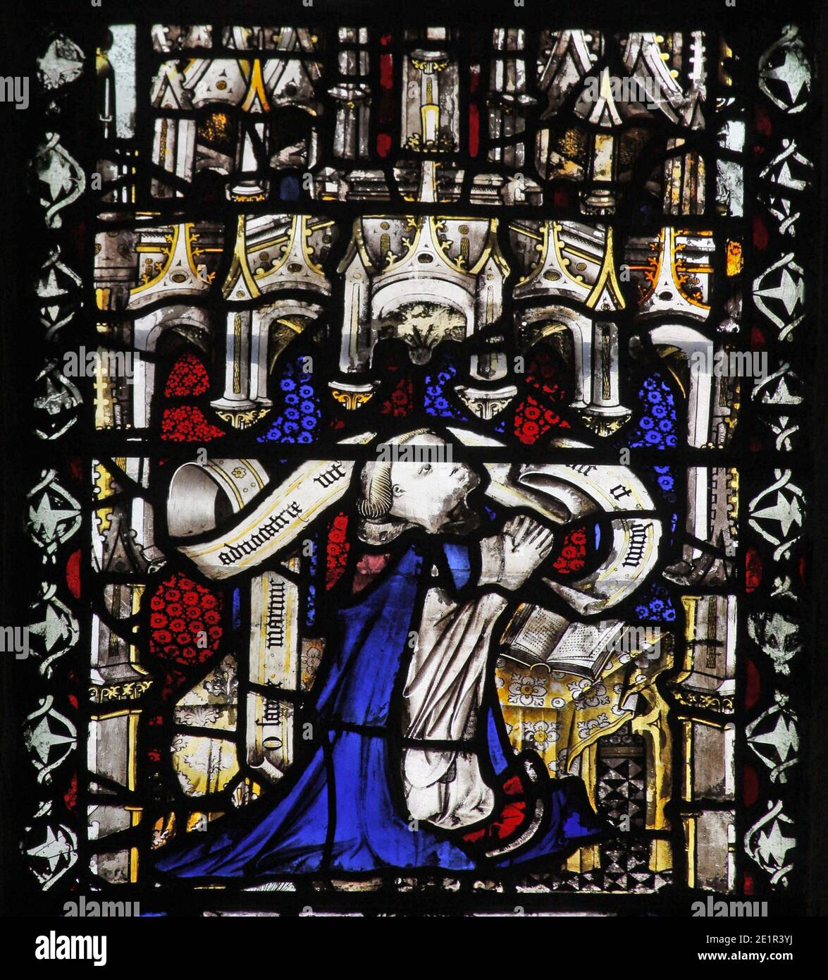 Vitraux du XVe siècle représentant un donneur s'agenouillant dans la prière, cathédrale d'Exeter, Devon, Angleterre Banque D'Images