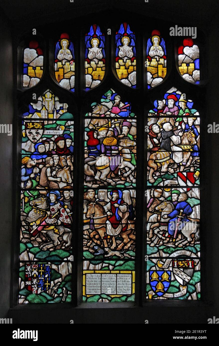 Une vitrail de F. H. Spear (1902 - 1979) représentant des scènes des contes de Canterbury, église de St Andrew, Holt, Norfolk Banque D'Images