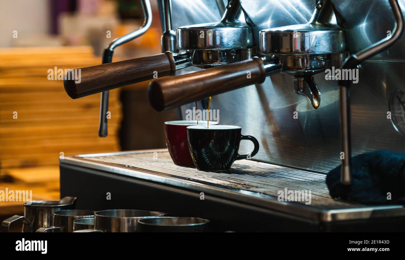 Gros plan d'une machine à café professionnelle qui fait deux espressos Banque D'Images