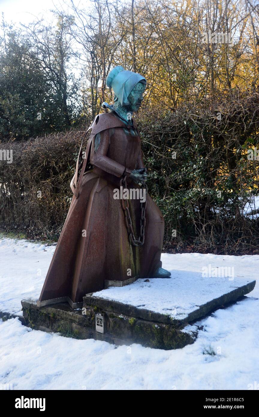 Statue d'Alice Nutter l'une des sorcières de Pendle sur la route à être jugée pour meurtre et sorcellerie dans le village de Roughlee, Pendle, Lancashire, Angleterre. Banque D'Images