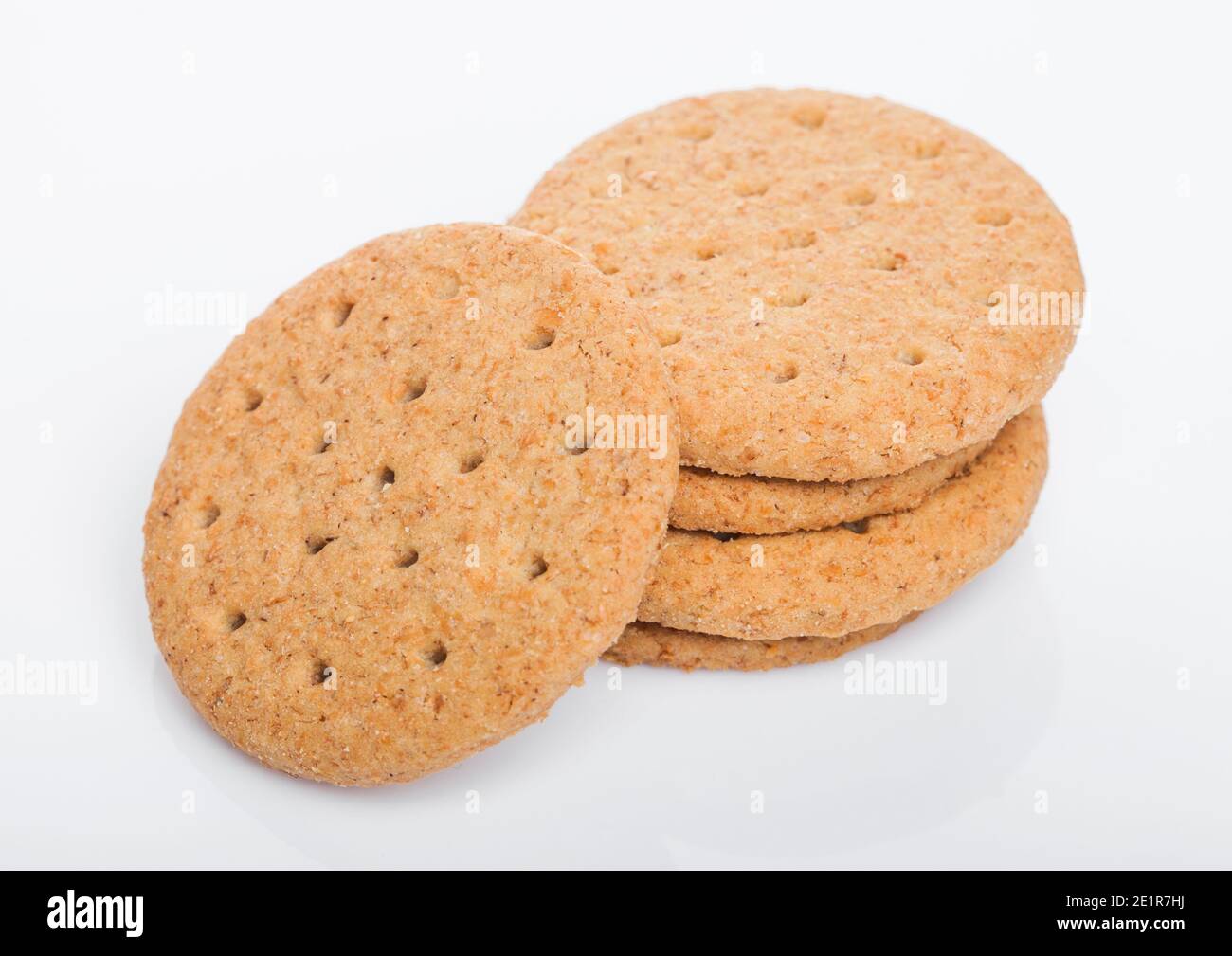 Pile de blé croustillant biologique rond et cinq biscuits salés au grain sur fond blanc. Banque D'Images