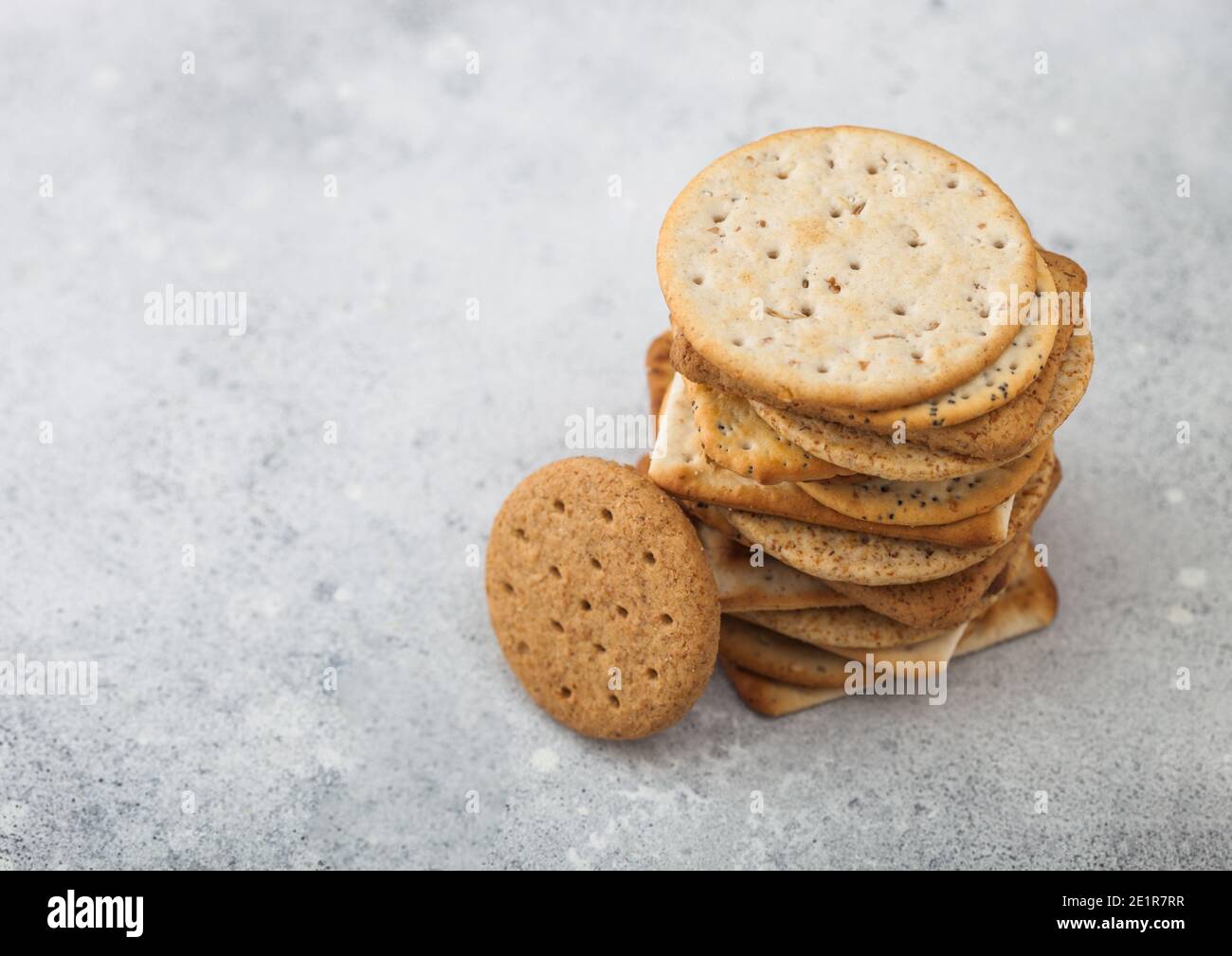 Pile de divers craquelins de blé croustillant biologique, de seigle et de maïs avec sésame et sel sur fond clair. Vue de dessus Banque D'Images
