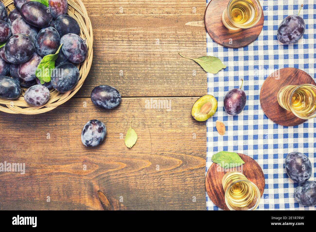 Le rakija, le raki ou le rakia est un cognac de boisson alcoolisée des Balkans à base de fruits fermentés. Rakia de prune sur une table en bois rustique. Banque D'Images