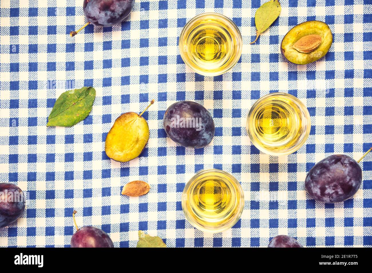 Le rakija, le raki ou le rakia est un cognac de boisson alcoolisée des Balkans à base de fruits fermentés. Prune rakia sur la table, vue du dessus. Banque D'Images