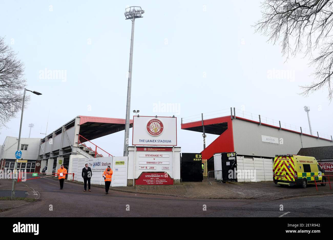 Vue générale à l'extérieur du stade Lamex car seuls les agents de sécurité et les stewards peuvent être vus, avant le troisième tour de la coupe Emirates FA au stade Lamex, Stevenage. Banque D'Images