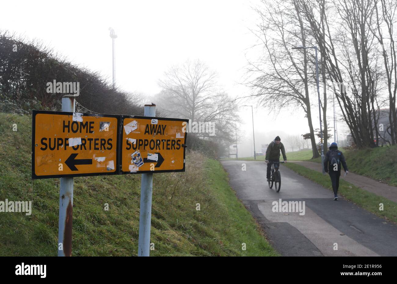 Des panneaux pour les supporters à domicile et à l'extérieur se trouvent à côté du stade Lamex, avant le troisième tour de la coupe Emirates FA au stade Lamex, à Stevenage. Banque D'Images