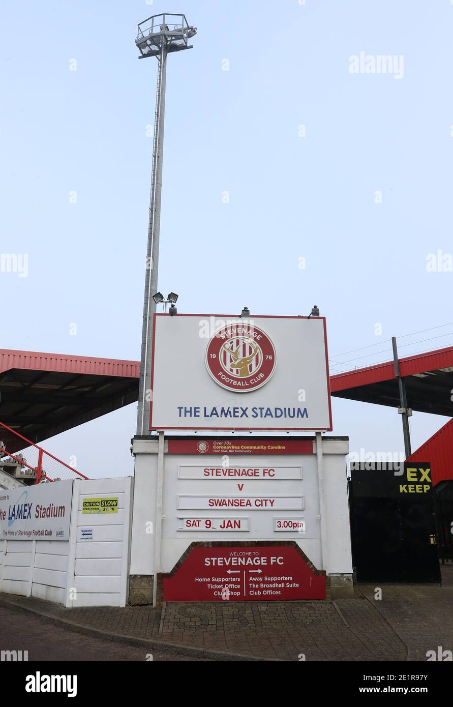 Vue générale à l'extérieur du stade Lamex avant le troisième match de la coupe Emirates FA au stade Lamex, Stevenage. Banque D'Images