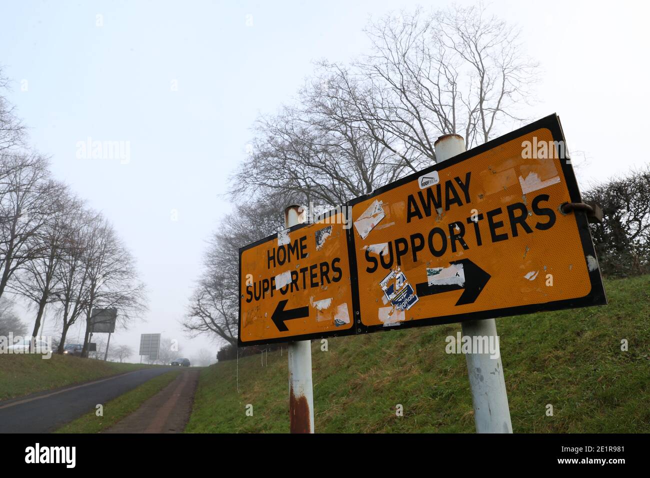 Des panneaux pour les supporters à domicile et à l'extérieur se trouvent à côté du stade Lamex, avant le troisième tour de la coupe Emirates FA au stade Lamex, à Stevenage. Banque D'Images