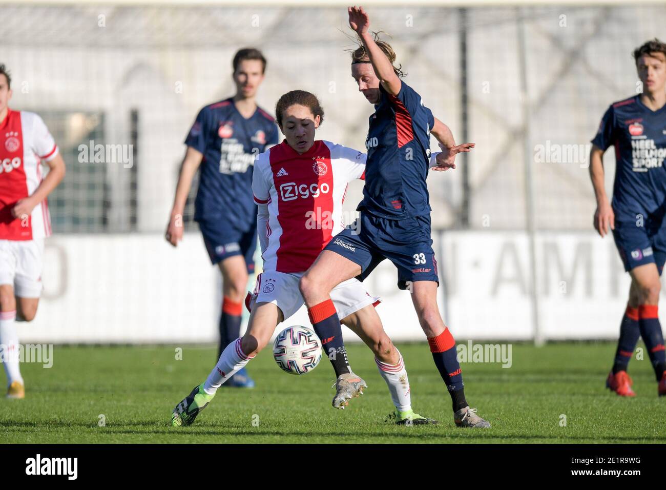 Amsterdam. Pays-Bas. 9 janvier 2021. AMSTERDAM, PAYS-BAS - JANVIER 9: G-R: Kian Fitz-Jim de Jong Ajax, Gaetan Borit de Helmond Sport pendant le match hollandais Keukenkampiodivision entre Ajax U23 et Helmond Sport à de Toekomst le 9 janvier 2021 à Amsterdam, pays-Bas (photo de Gervan Keulen/BSR AgencyOrange Picturesamy Live News) Banque D'Images