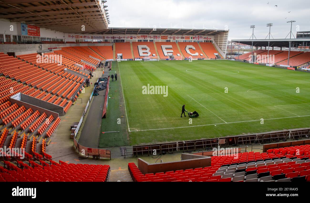 Bloomfield Road, Blackpool, Lancashire, Royaume-Uni. 9 janvier 2021. Anglais FA Cup football, Blackpool versus West Bromwich Albion; personnel de base préparer le terrain avec une coupe de dernière minute avant la coupe FA avec le crédit WBA: Action plus Sports/Alamy Live News Banque D'Images
