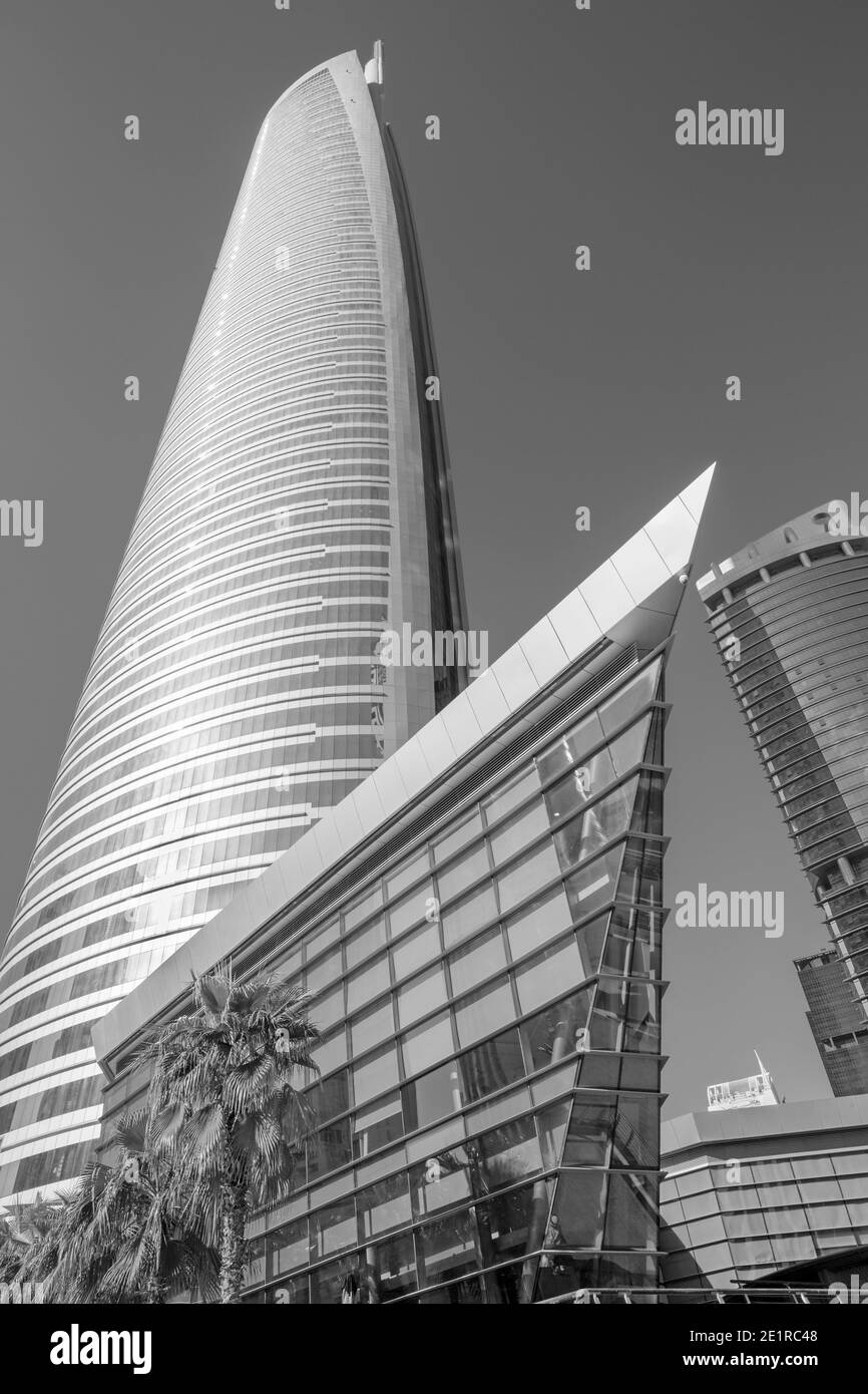 Dubaï, Émirats arabes unis - Mars 22, 2017 : Le gratte-ciel Almas tower construite par Taisei groupe. Banque D'Images