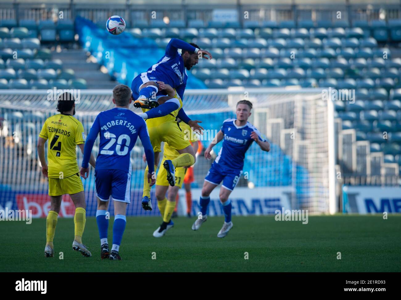 Gillingham, Royaume-Uni. 09e janvier 2021. Jevan Anderson de Burton Albion et Zech Medley de Gillingham défi pour le ballon lors du match de la Ligue 1 de pari de ciel au MEMS Priestfield Stadium, Gillingham photo par Alan Stanford/Focus Images/Sipa USA 09/01/2021 crédit: SIPA USA/Alay Live News Banque D'Images