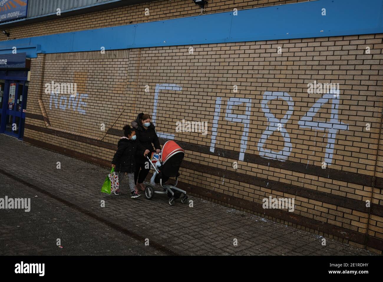 Glasgow, Royaume-Uni, 9 janvier 2021. Au cours de la semaine où le Royaume-Uni a vu des nombres records de cas de Covid-19 enregistrés, et des records quotidiens de décès, théorie de la conspiration graffiti déclarant Corona virus a hoax, Et comparer la situation au livre de George Orwell '1984', est apparu sur les murs de Drumchapelle dans le nord de la ville. Crédit photo : Jeremy Sutton-Hibbert/Alay Live News Banque D'Images