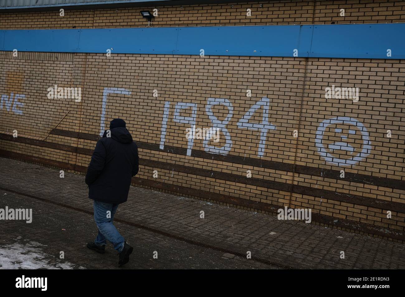Glasgow, Royaume-Uni, 9 janvier 2021. Au cours de la semaine où le Royaume-Uni a vu des nombres records de cas de Covid-19 enregistrés, et des records quotidiens de décès, théorie de la conspiration graffiti déclarant Corona virus a hoax, Et comparer la situation au livre de George Orwell '1984', est apparu sur les murs de Drumchapelle dans le nord de la ville. Crédit photo : Jeremy Sutton-Hibbert/Alay Live News Banque D'Images
