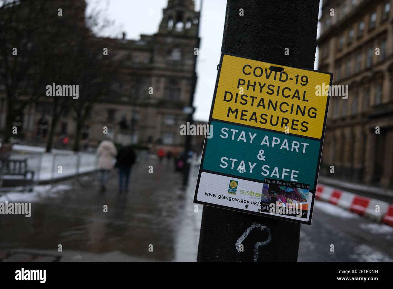 Glasgow, Royaume-Uni, 9 janvier 2021. Signe rappelant aux gens de rester à 2 mètres d'écart et de maintenir la distance sociale, pendant la pandémie de santé Covid-19. Crédit photo : Jeremy Sutton-Hibbert/Alay Live News Banque D'Images