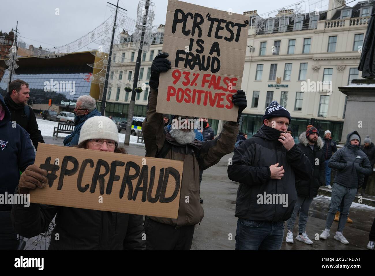 Glasgow, Royaume-Uni, 9 janvier 2021. Au cours de la semaine où le Royaume-Uni a enregistré un nombre record de cas de Covid-19 et un nombre record quotidien de décès, un petit rassemblement de personnes protestant contre le verrouillage, le port de masque, la distanciation sociale et la vaccination a eu lieu à George Square, dans le centre-ville. Crédit photo : Jeremy Sutton-Hibbert/Alay Live News Banque D'Images