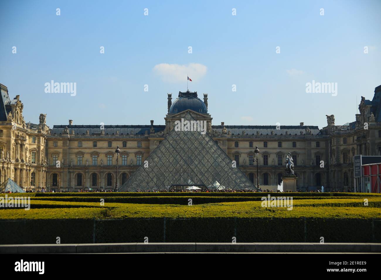 L'entrée du Palais du Louvre avec la Pyramide de verre par une journée ensoleillée. Banque D'Images