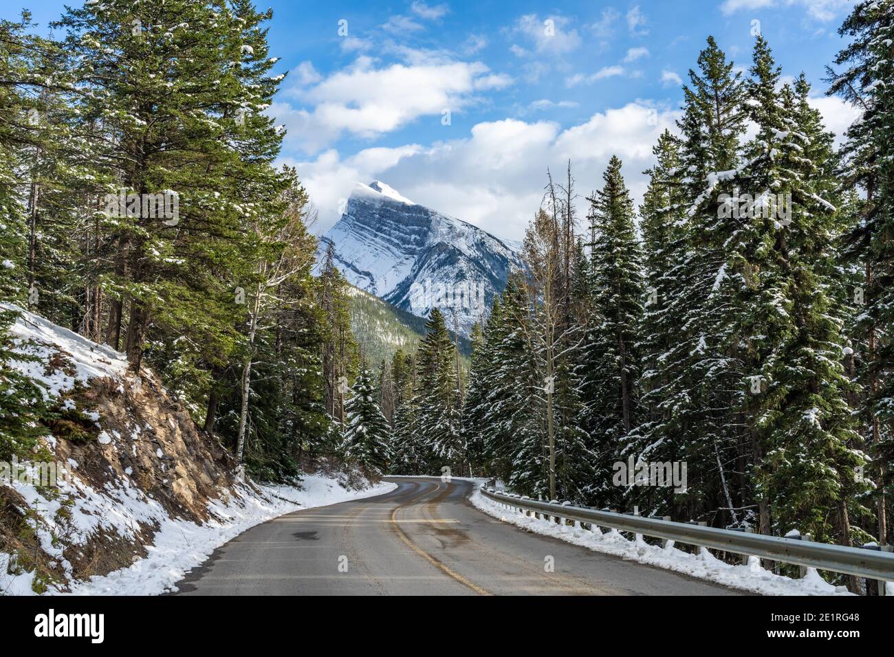 Mont Rundle recouvert de neige avec route de montagne enneigée. Route panoramique du mont Norquay. Parc national Banff magnifique paysage en hiver. Banque D'Images