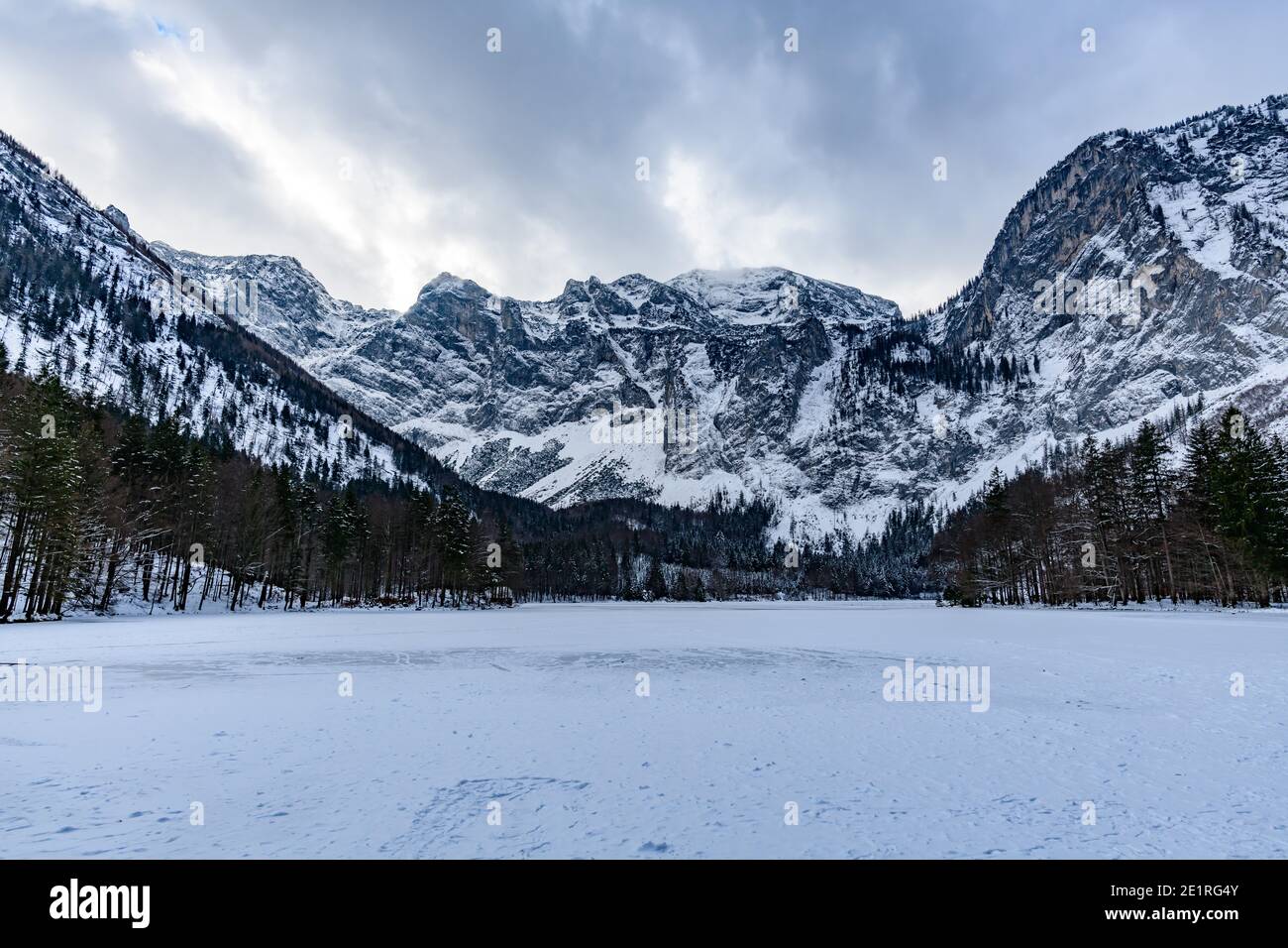 lac gelé langbathsee hinterer dans la région autrichienne supérieure salzkammergut Banque D'Images
