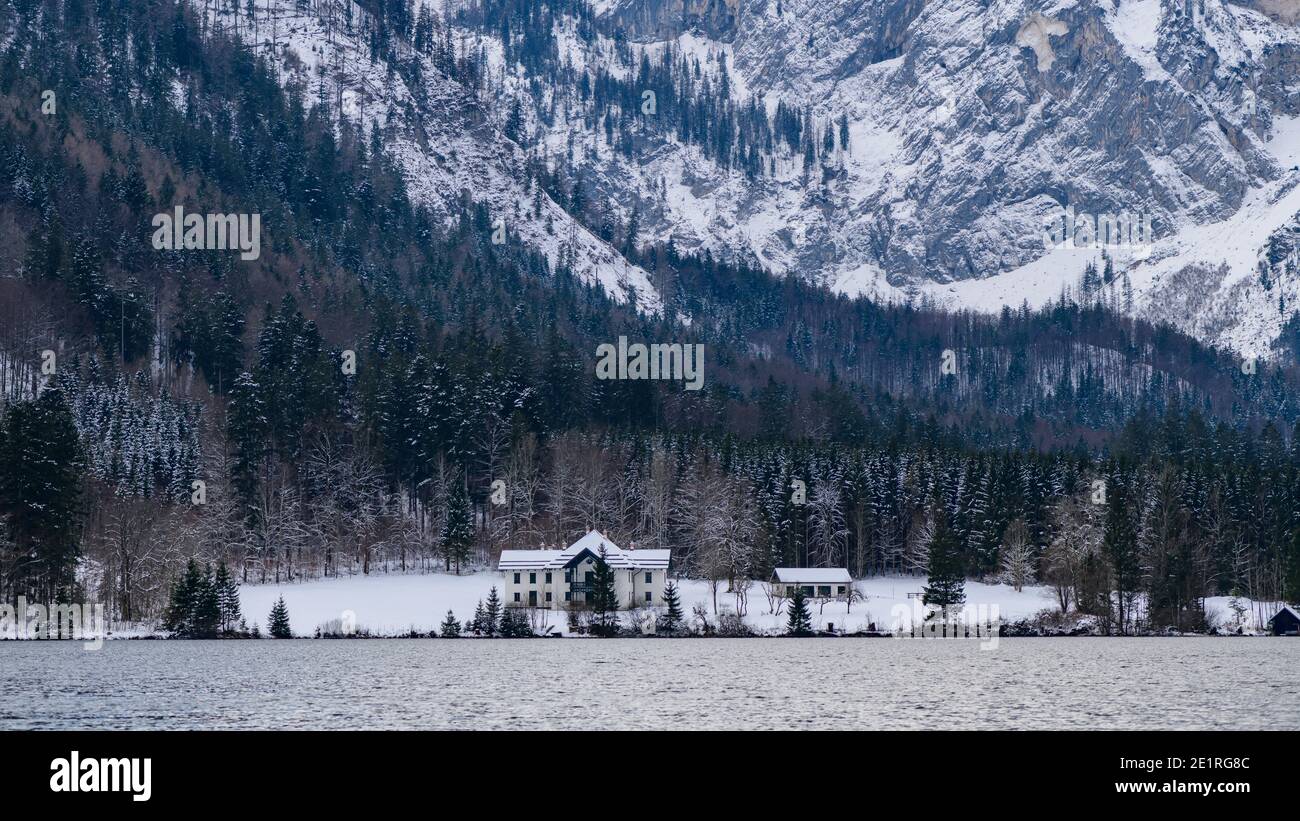 maison de forêt près du lac vorderer langbathsee dans la haute autrichienne région salzkammergut Banque D'Images