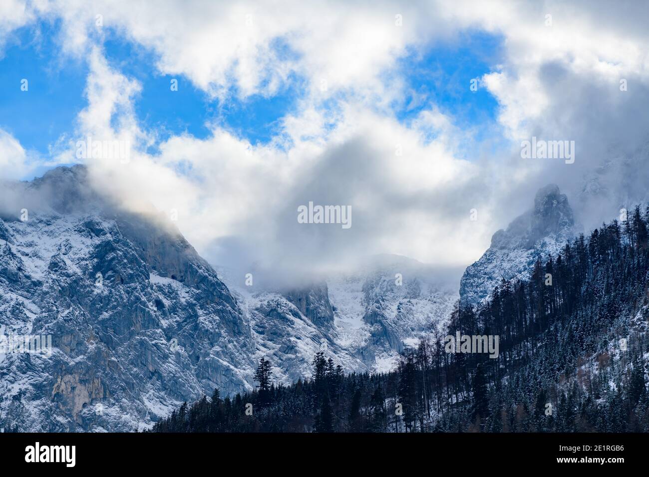 montagnes près du lac langbathsee dans la région autrichienne supérieure salzkammergut Banque D'Images
