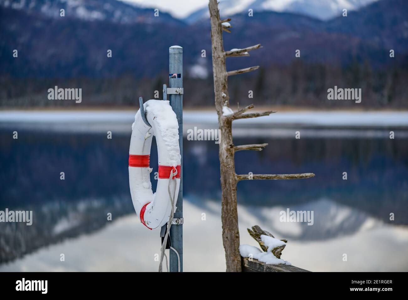 bouée de sauvetage au lac offensee en hiver Banque D'Images