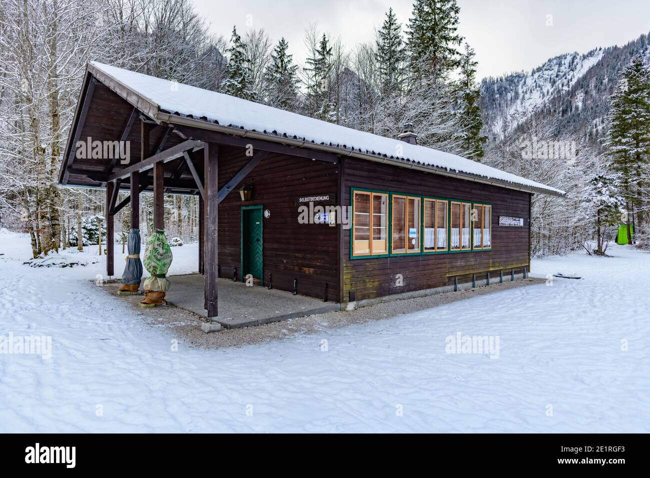 offensee, autriche, 08 janvier 2021, restaurant en libre-service fermé au bord du lac Banque D'Images
