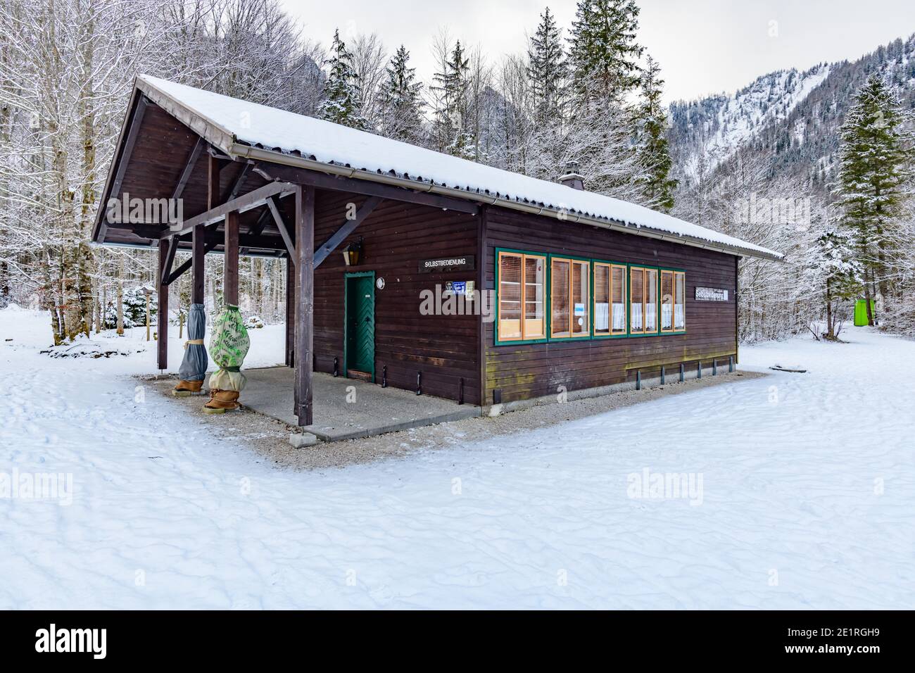 offensee, autriche, 08 janvier 2021, restaurant en libre-service fermé au bord du lac Banque D'Images