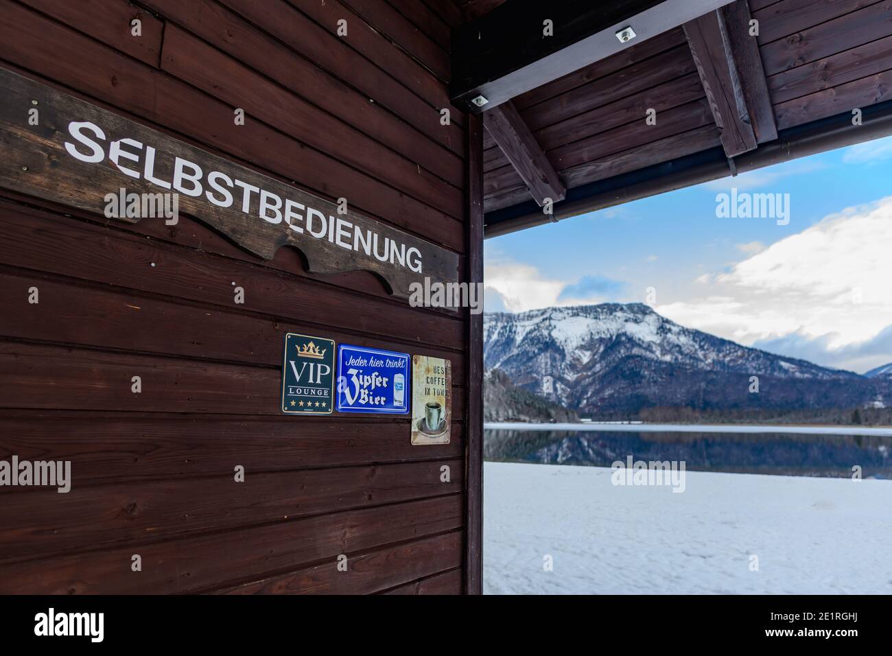 offensee, autriche, 08 janvier 2021, restaurant en libre-service fermé au bord du lac Banque D'Images