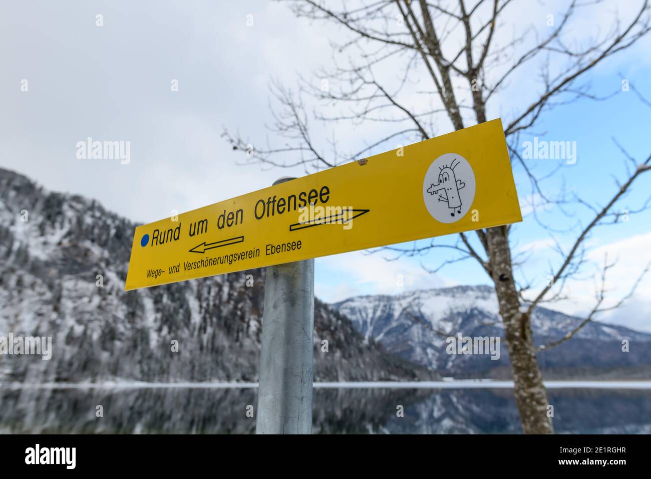 Panneau pour le sentier de randonnée autour du lac d'Offensee, salzkammergut, haute-autriche Banque D'Images