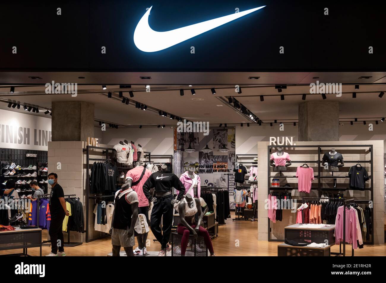 La marque américaine multinationale de vêtements de sport Nike Store et son  logo sont visibles à Hong Kong Photo Stock - Alamy