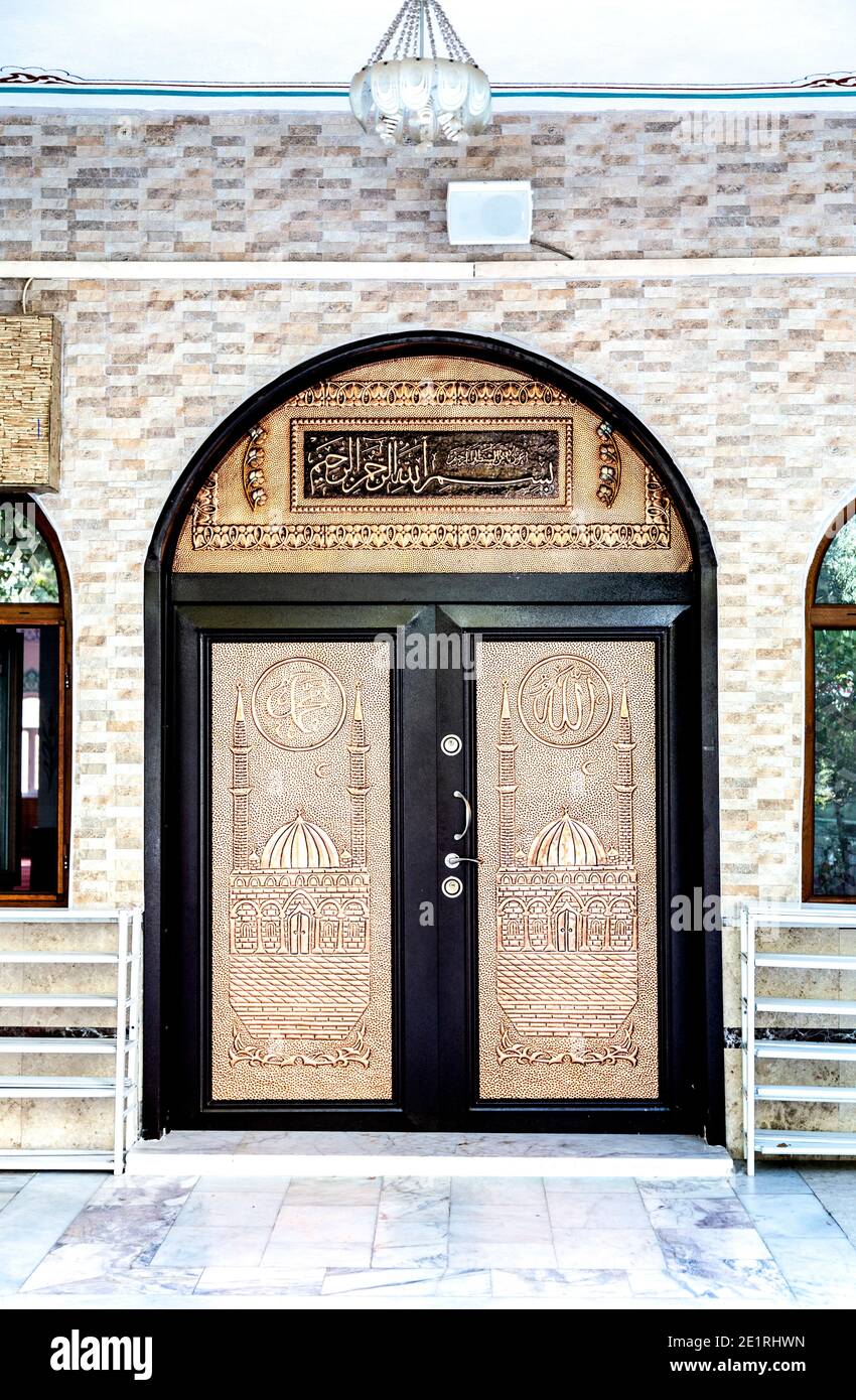 Porte dorée et ornée de la mosquée Merkez Cami à Dalaman, en Turquie Banque D'Images