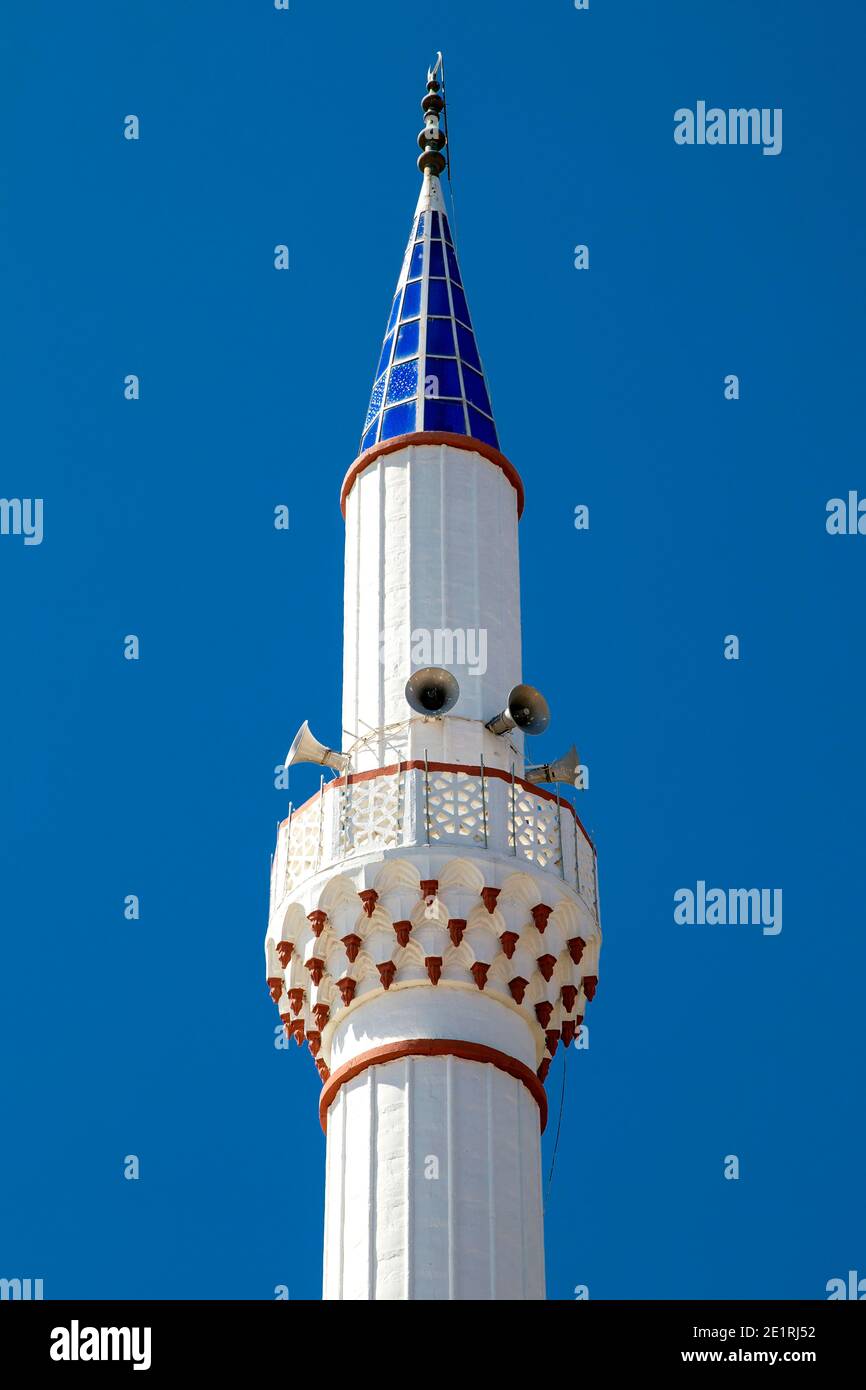 Vue rapprochée d'une tour de minaret blanche et bleue à la mosquée Düç Cami de Dalaman, Turquie Banque D'Images