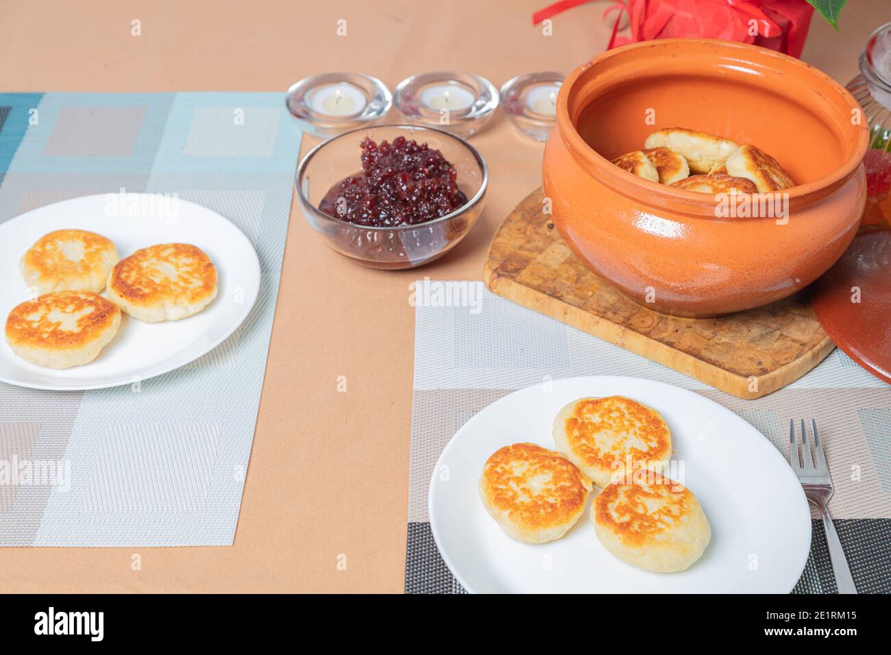 Crêpes au fromage cottage dans une assiette et un pot d'argile, avec confiture sur une table de serveurs délicieux dessert au fromage cottage. Photo de haute qualité Banque D'Images