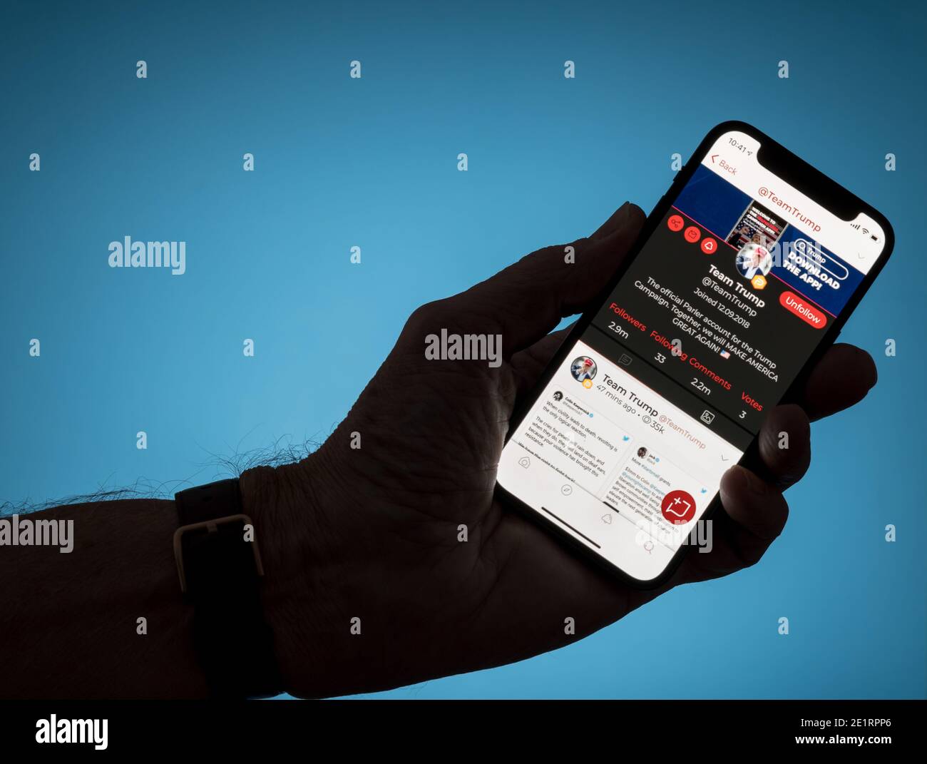 Morgantown, WV - 9 janvier 2021 : téléphone moderne avec application Parler sur les réseaux sociaux affichant le compte Team Trump en conflit avec Twitter Banque D'Images