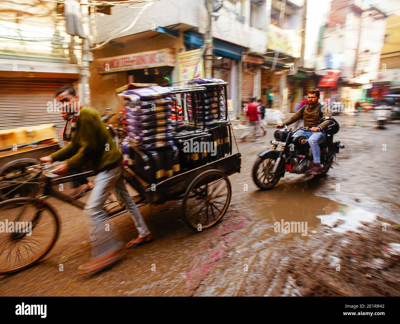 02-07-2019 Delhi, Inde. Principale route de bazar à Delhi - beaucoup de gens ont effectué le travail de transport sur leurs propres muscles Banque D'Images