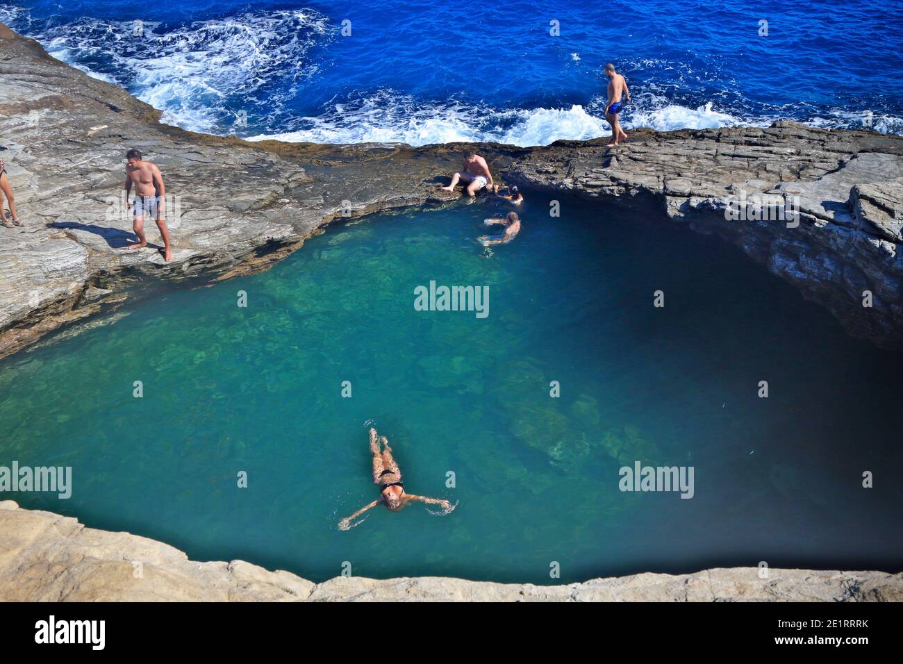 La populaire plage rocheuse de Gkiola, un lagon d'eaux vertes juste à côté de la mer, dans l'île de Thasos, la région de Macédoine, la Grèce, l'Europe. Banque D'Images