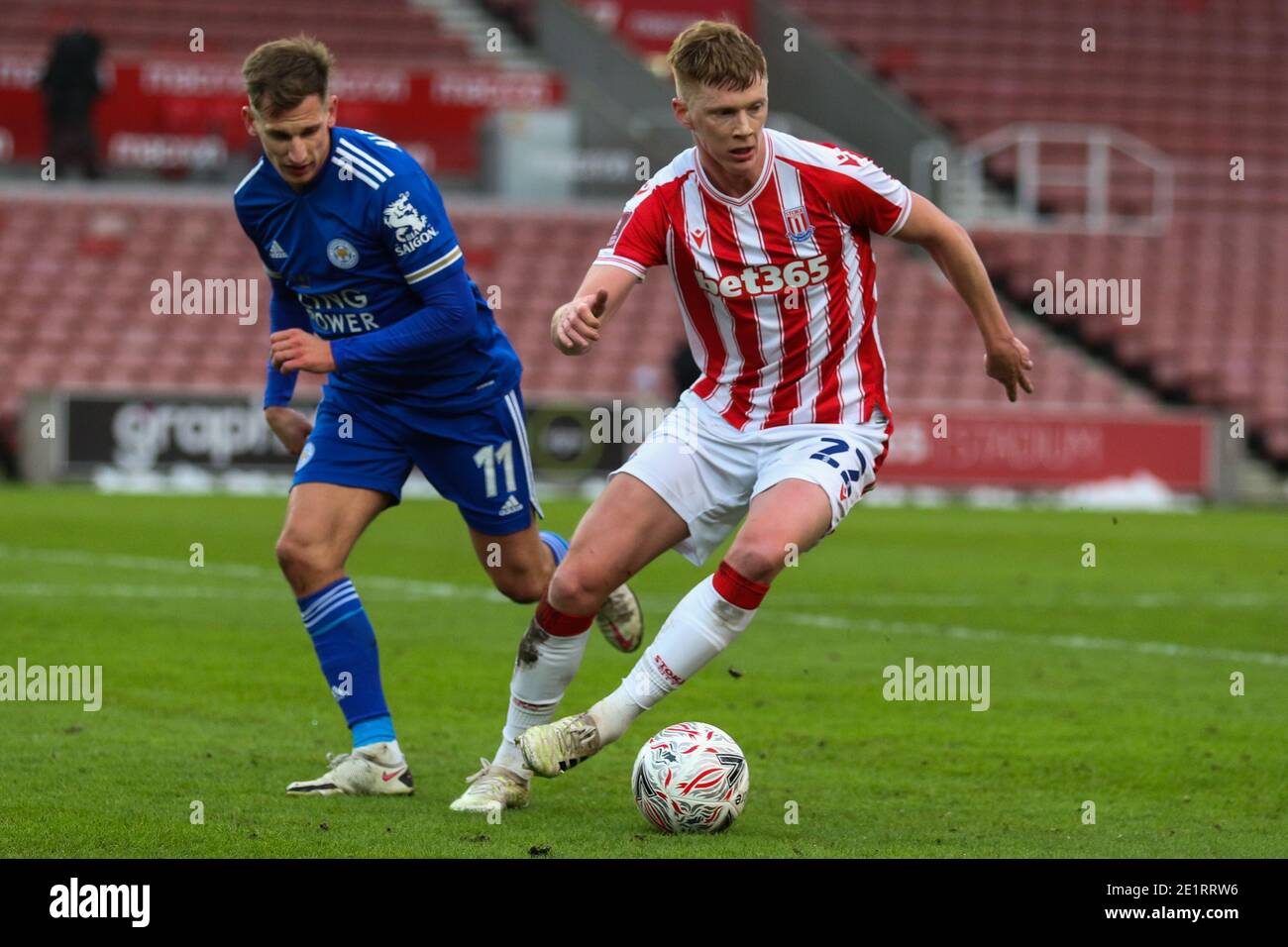 Stoke on Trent, Royaume-Uni. 09e janvier 2021. Sam Clucas (22) passe le ballon devant le gardien de Leicester City Kasper Schmeichel le milieu de terrain de Leicester City Marc Albrighton (11) lors du match de la FA Cup entre Stoke City et Leicester City au stade bet365, Stoke-on-Trent, en Angleterre, le 9 janvier 2021. Photo de Jurek Biegus. Utilisation éditoriale uniquement, licence requise pour une utilisation commerciale. Aucune utilisation dans les Paris, les jeux ou les publications d'un seul club/ligue/joueur. Crédit : UK Sports pics Ltd/Alay Live News Banque D'Images