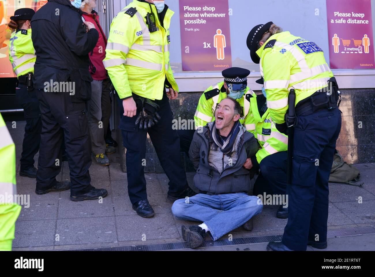 Des manifestants anti-blocage à Clapham Common. Peu de manifestants arrêtés par la police métropolitaine pour avoir enfreint les règlements de verrouillage de la COVID-19 Banque D'Images