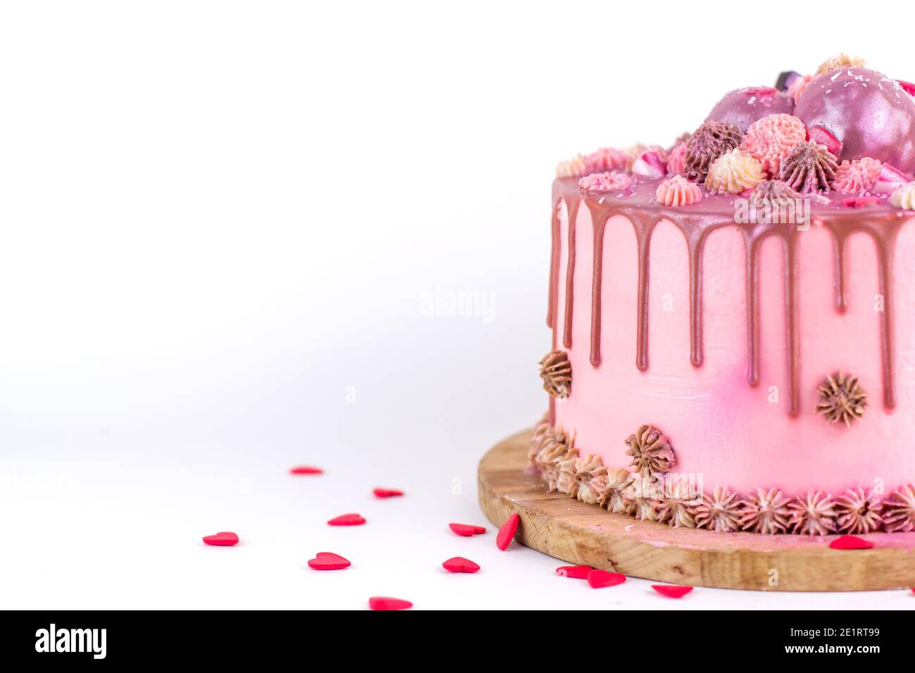 Gateau Du Jour De La Fete Du The A La Creme Rose Et A La Glace Parseme De Paillettes Et De Bonbons En Forme De Cœur Dans L Espace De Copie Gateau Fait Gateau Du Jour De La Fete Du The A La Creme Rose Et A La Glace Parseme De Paillettes Et De Bonbons En Forme De Cœur Dans L Espace De Copie Gateau Fait