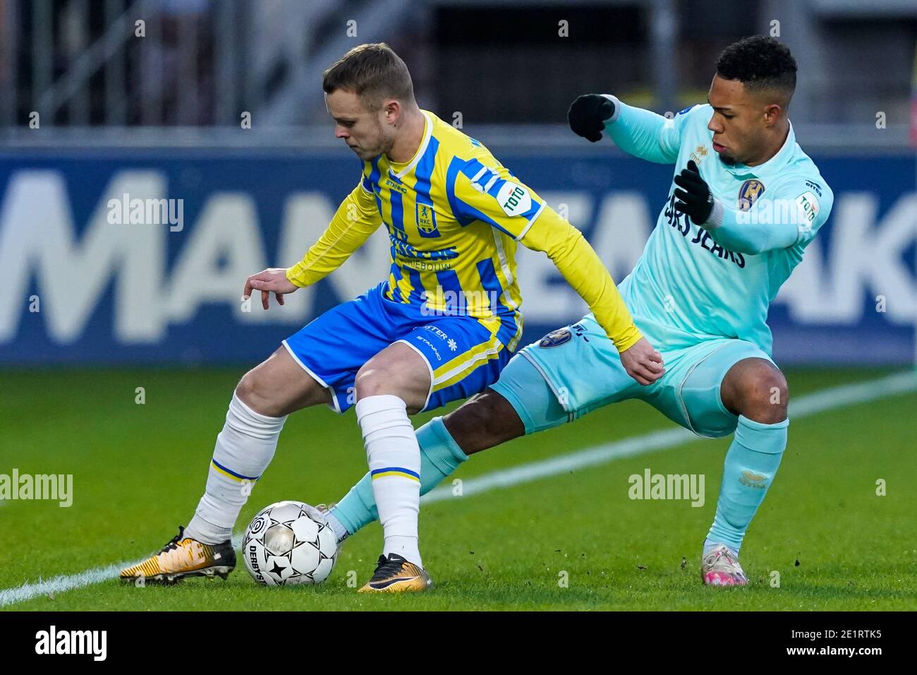 WAALWIJK, PAYS-BAS - JANVIER 9: Lennerd Daneels de RKC Waalwijk, Milan van Ewijk de l'ADO Den Haag lors du match d'Eredivisie en néerlandais entre RKC Waalwijk et ADO Den Haag au stade Mandemakers, le 9 janvier 2021 à Waalwijk, pays-Bas (photo de Geert van Erven/Bven Orange Picturesy News) Banque D'Images