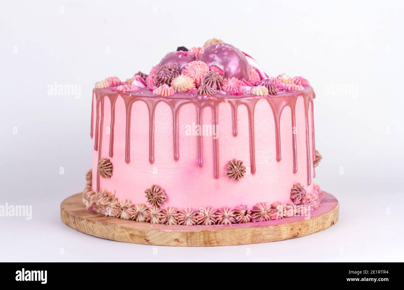 Gateau Du Jour De La Fete Du The A La Creme Rose Et Au Glacage Parseme De Paillettes Et De Bonbons En Forme De Cœur Gateau Fait Maison Sur Fond Blanc Photo
