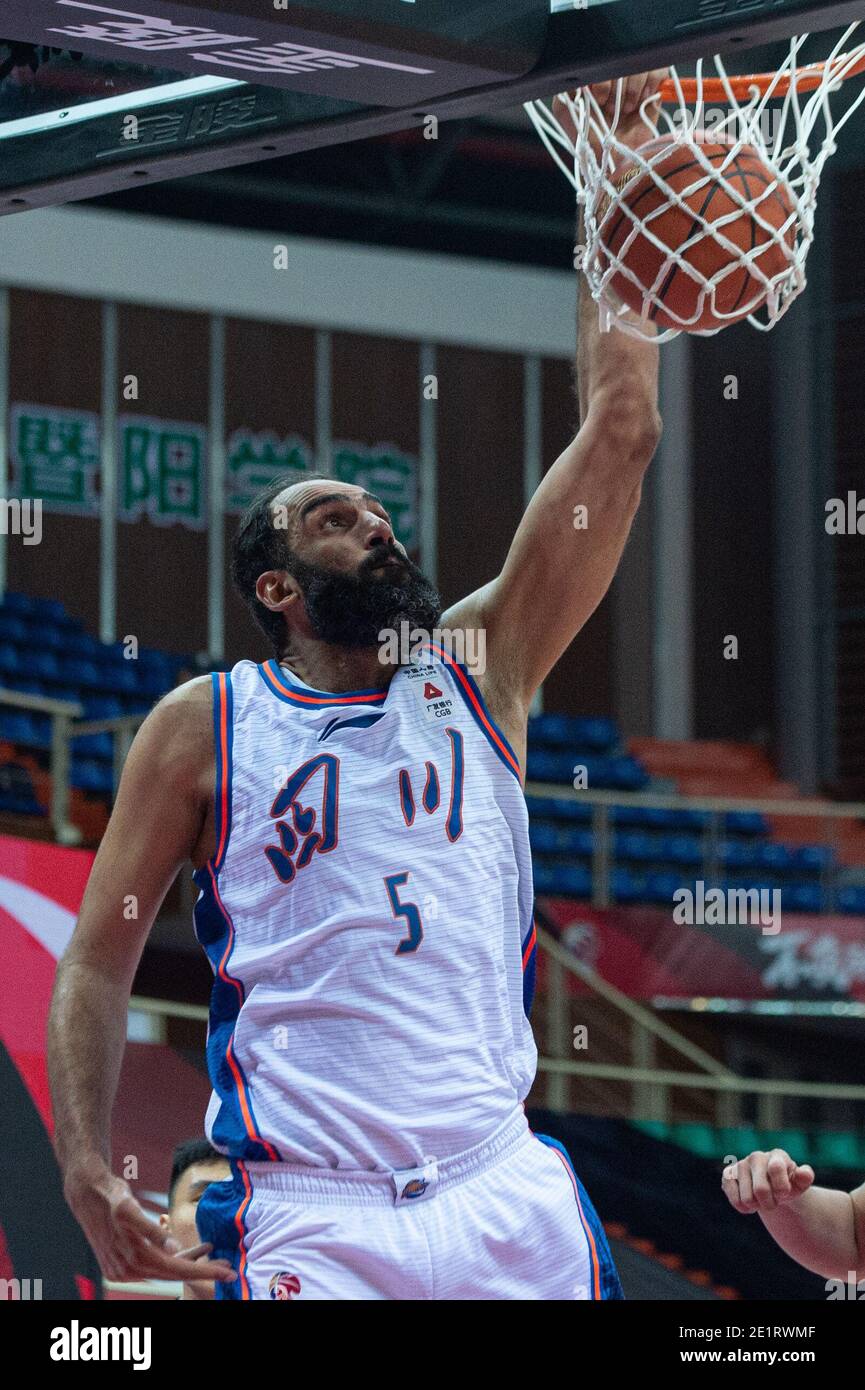 (210109) -- ZHUJI, le 9 janvier 2021 (Xinhua) -- Hamed Haddadi de Sichuan Blue Whales dunks lors du 28e match entre Tianjin Pioneers et Sichuan Blue Whales lors de la saison 2020-2021 de la ligue de l'Association chinoise de basket-ball (CBA) à Zhuji, dans la province de Zhejiang en Chine orientale, le 9 janvier 2021. (Xinhua/Jiang Han) Banque D'Images