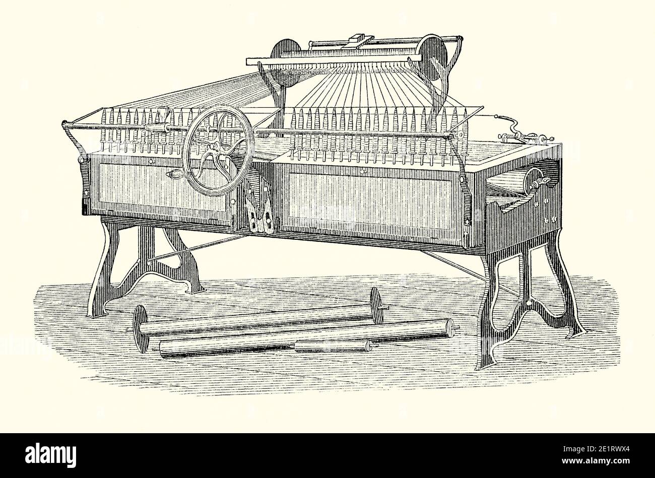 Une ancienne gravure d'un bobbin victorien. Il est tiré d'un livre d'ingénierie mécanique des années 1880. Cette machine motorisée est conçue pour enrouler rapidement le fil sur des bobines, des bobines ou des navettes. Le coton, le lin ou le fil de laine est maintenu sur une poutre ou un rouleau (en haut) et acheminé à travers les «yeux» pour s'enrouler sur les bobines ou les broches individuelles, qui sont maintenues sur des brochettes tournées des engrenages en dessous d'elles. Banque D'Images