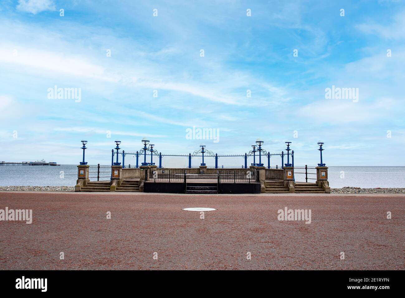 Kiosque à musique avec boussole en face de la promenade et de la jetée À distance dans Llandudno Nord pays de Galles Royaume-Uni Banque D'Images