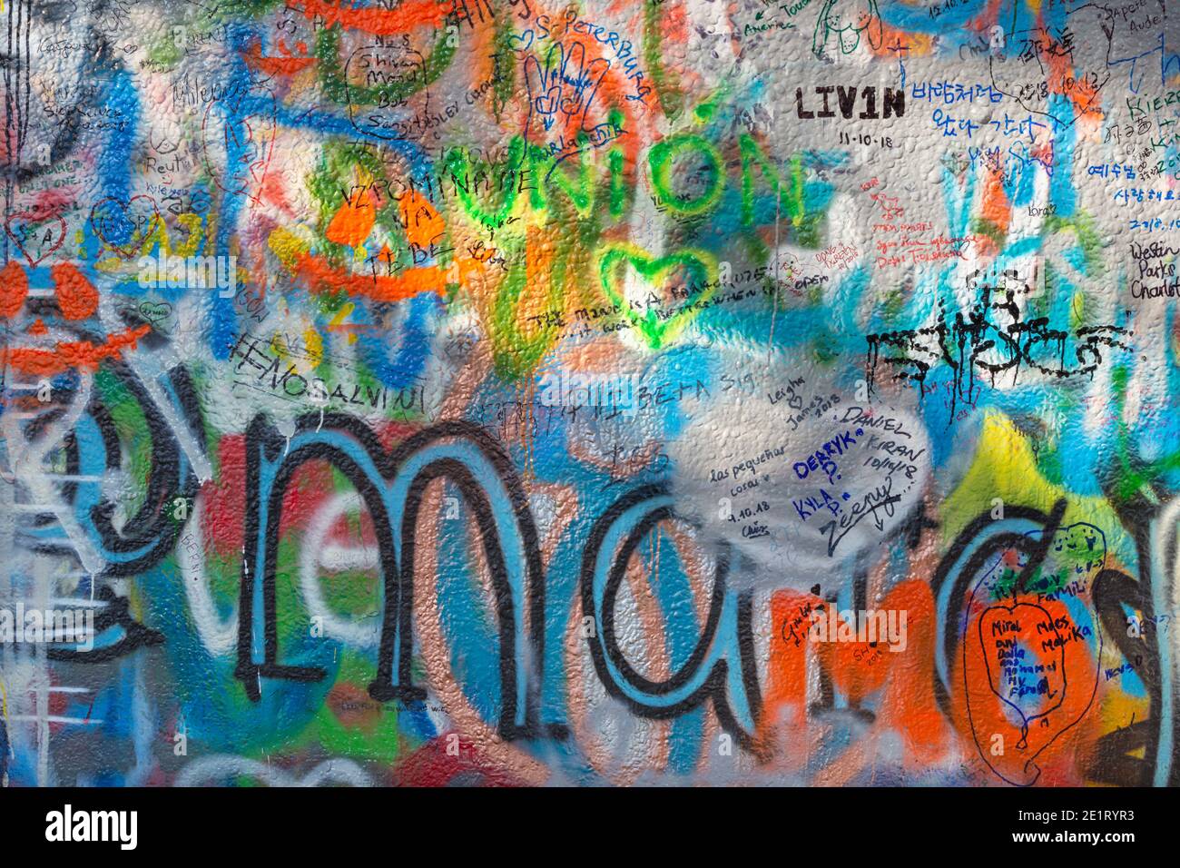 PRAGUE, RÉPUBLIQUE TCHÈQUE - 12 OCTOBRE 2018 : détail du mur de paix John Lennon créé en 1980. Banque D'Images