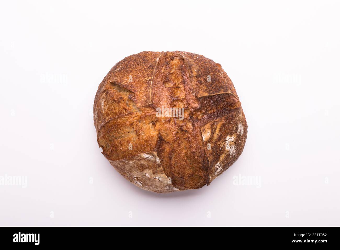 Pain rond de pain de levain fraîchement préparé sur fond blanc Banque D'Images